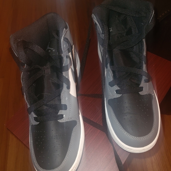 Jordan 1 Retro Sneakers - Picture 4 of 5